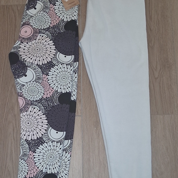 Cozy Women's Patterned and White Leggings - Picture 2 of 6